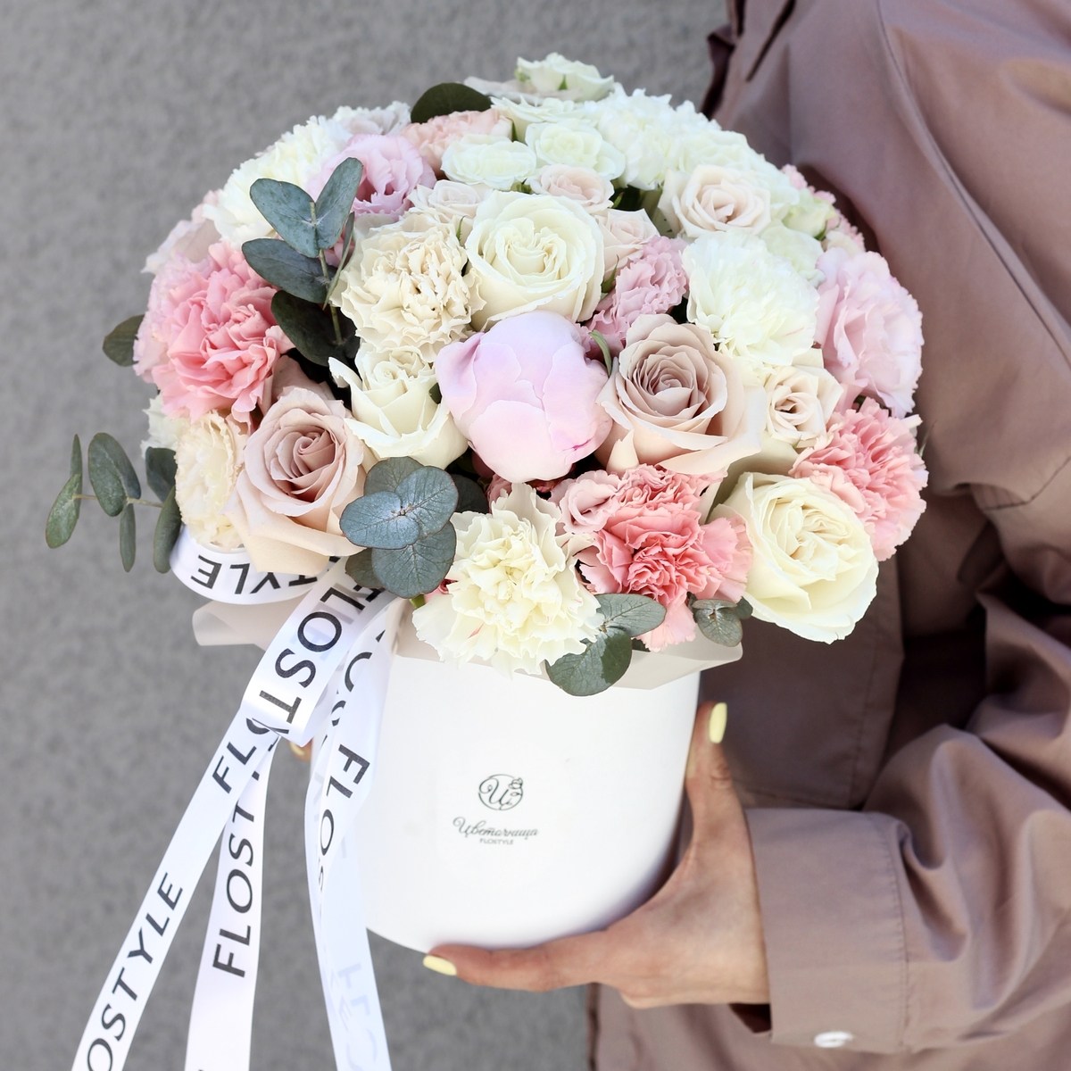 Цветы в коробке в нежных тонах